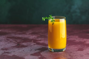 Koyu beton yüzey masada taze sağlıklı şeftali smoothie veya meyve suyu Cam. Alanın sığ derinliği, yakın, metin için alan kopyalamak