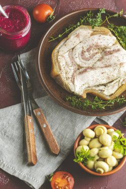 Domuz pastırması domuz pastırması, karabiber ve diğer otları seramik tabakta pişirmek. Geleneksel Ukrayna, Macaristan, Polonya veya diğer Doğu Avrupa ulusal yemekleri.