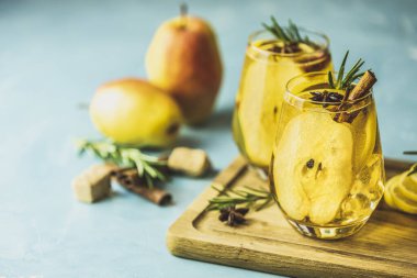Armut şarabı ya da baharatlı çay ya da limonlu içki, armut, tarçın, anason, kakule, biberiye. Bayramlık yaz içkileri, armut kokteyli. Yeni yıl, Noel, kış ya da sonbahar tatili için sıcak içecek kokteyli