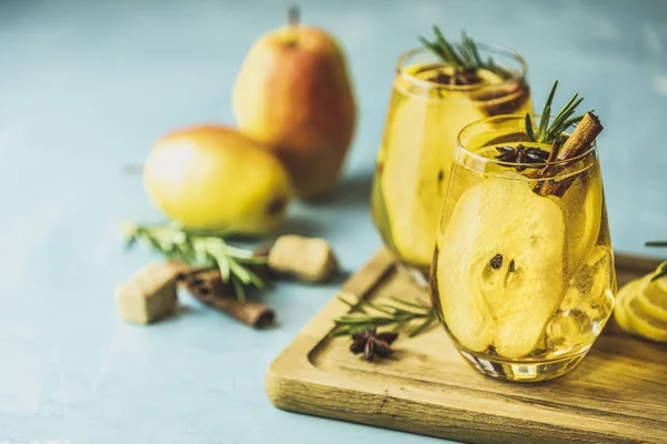 Birnenmost oder Gewürztee oder Grog mit Zitrone, Birne, Zimt, Anis, Kardamom, Rosmarin. Festliche Sommergetränke, Birnengewürz-Cocktail. Heißgetränk-Cocktail für Neujahr, Weihnachten, Winter oder Herbst — Stockfoto