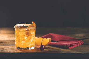 Eski bir tahta üzerinde Negroni kokteyli. Cin, campari martini rosso ve portakallı içki, bir italyan kokteyli, bir aperatif, ilk kez 1919 'da İtalya, Firenze' de karıştırılmış, alkollü acı kokteyl..