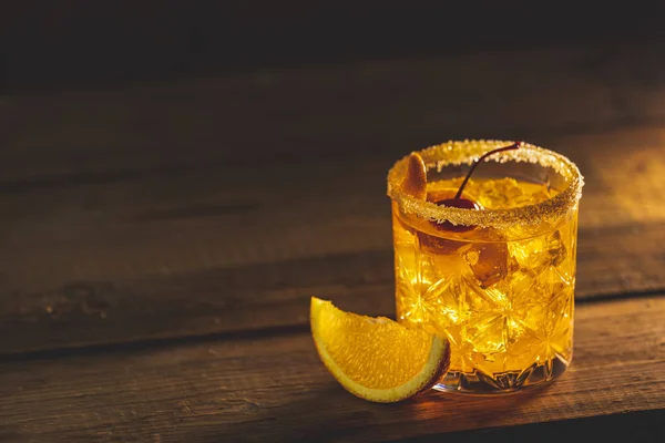 Cocktail Negroni auf einem alten Holzbrett. Getränk mit Gin, Campari Martini Rosso und Orange, ein italienischer Cocktail, ein Aperitif, erstmals 1919 in Florenz gemixt, alkoholischer Bittercocktail. — Stockfoto