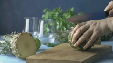 Baharatlı ananas jalapeno mezcalita ya da Cinco de Mayo için margarita hazırlanmış kadın ananas, kişniş, jalapeno ve Meksika damıtılmış alkollü içecekten yapılan ferahlatıcı bir kokteyl.