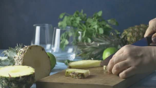 Frau Zubereitete Ananas Für Würzige Ananas Jalapeno Mezcalita Oder Margarita — Stockvideo