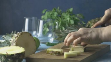 Baharatlı ananas jalapeno mezcalita ya da Cinco de Mayo için margarita hazırlanmış kadın ananas, kişniş, jalapeno ve Meksika damıtılmış alkollü içecekten yapılan ferahlatıcı bir kokteyl.