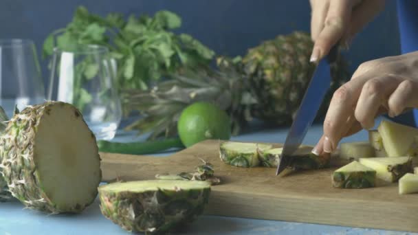 Vrouw Bereid Ananas Voor Pittige Ananas Jalapeno Mezcalita Margarita Voor — Stockvideo