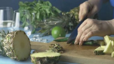Baharatlı ananas jalapeno mezcalita ya da Cinco de Mayo için yeşil biber hazırlayan kadın ananas, kişniş, jalapeno ve Meksika damıtılmış alkollü içecekten yapılan ferahlatıcı bir kokteyl.