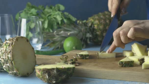 Mulher Preparou Abacaxi Para Abacaxi Picante Jalapeno Mezcalita Margarita Para — Vídeo de Stock