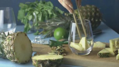 Cinco de Mayo için hazırlanmış baharatlı ananas jalapeno mezcalita veya margarita ananas, kişniş, jalapeno ve Meksika damıtılmış alkollü içecekten yapılan ferahlatıcı bir kokteyldir.