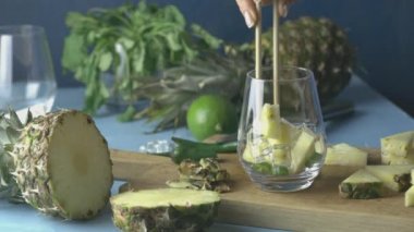Cinco de Mayo için hazırlanmış baharatlı ananas jalapeno mezcalita veya margarita ananas, kişniş, jalapeno ve Meksika damıtılmış alkollü içecekten yapılan ferahlatıcı bir kokteyldir.