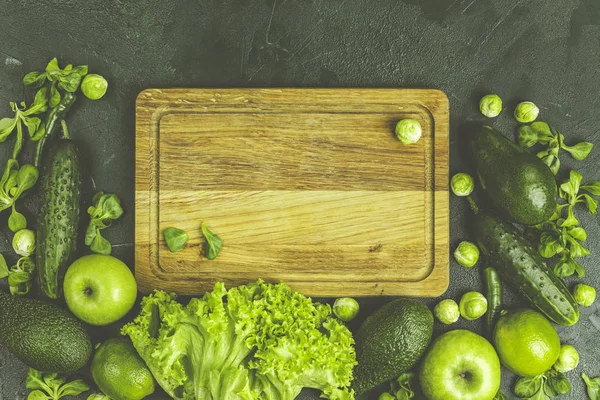 Органические зеленые овощи и фрукты на зеленом фоне. Весенняя диета, здоровый сырой вегетарианец, веганская концепция, детоксикация завтрак, щелочная чистое питание . — стоковое фото