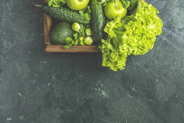 Органические зеленые овощи и фрукты в деревянной коробке на зеленом фоне. Весенняя диета, здоровый сырой вегетарианец, веганская концепция, детоксикация завтрак, щелочная чистое питание — стоковое фото