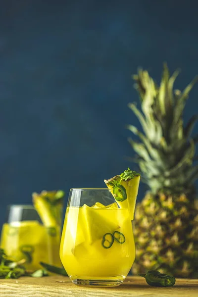 Zwei Gläser pikante Ananas Jalapeno Mezcalita oder Margarita für Cinco de Mayo ist ein erfrischender Cocktail aus Ananas, Koriander, Jalapeno und mexikanischem Destillat. — Stockfoto