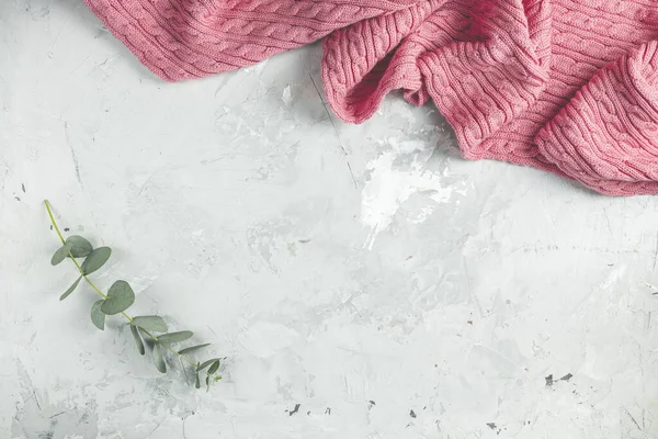 Frame made of pink blanket and eucalyptus leaves on gray concrete background. Spring concept. Flat lay, top view, copy space — Stock Photo, Image