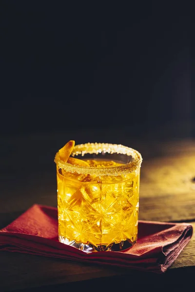 Glas Des Cocktails Negroni Auf Einem Alten Holzbrett Getränk Mit — Stockfoto