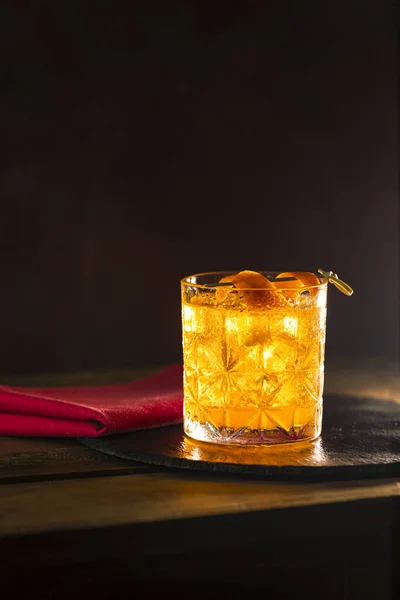Bicchiere Del Cocktail Negroni Una Vecchia Tavola Legno Bevanda Con — Foto Stock