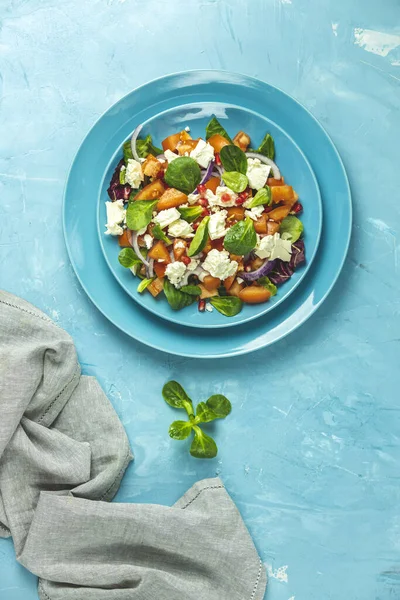 Blauer Teller Mit Frischen Superfoods Gesunder Salat Mit Roten Zwiebeln — Stockfoto