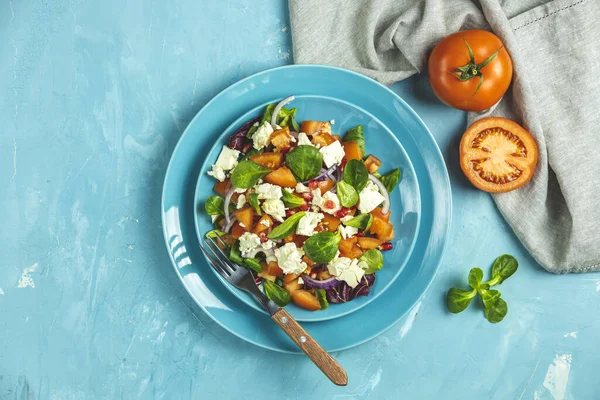 Piatto Blu Superfood Freschi Insalata Sana Con Cipolla Rossa Pomodori — Foto Stock