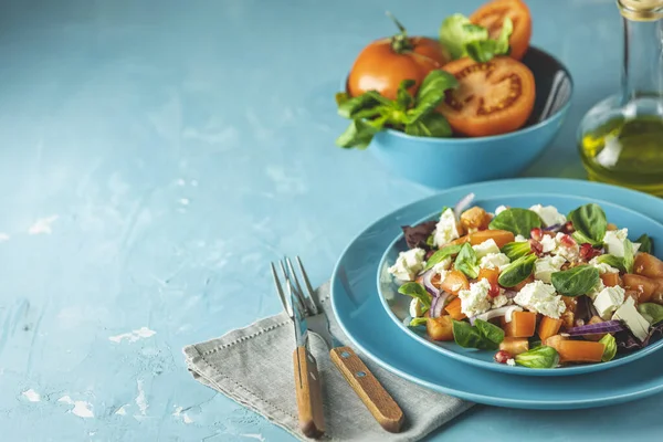 Blauer Teller Mit Frischen Superfoods Gesunder Salat Mit Roten Zwiebeln — Stockfoto