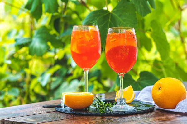 Dos Aperol Spritz Cóctel Copa Vino Grande Con Naranjas Bebida —  Fotos de Stock