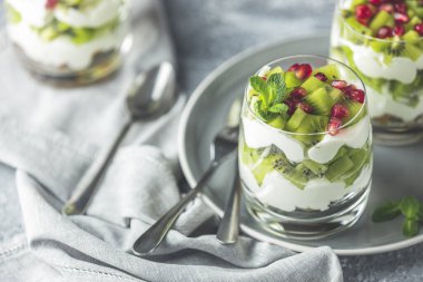 Tahıl gevreği, yoğurt ve kividen yapılmış sağlıklı bir yemek. Kahvaltı için nefis yemekler. Geleneksel Amerikan atıştırması.