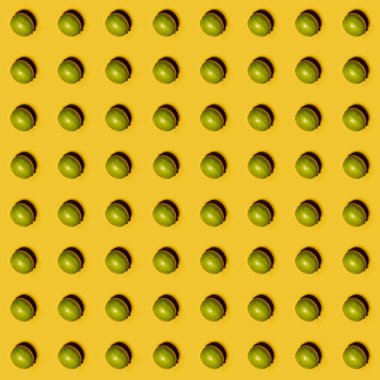 Sarı arka planda limon deseni. Yaratıcı gıda konsepti. Düz yatıyordu.