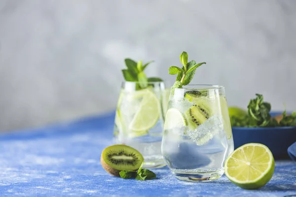 Due Detox All Acqua Mojito Martini Tonic Cocktail Con Kiwi — Foto Stock