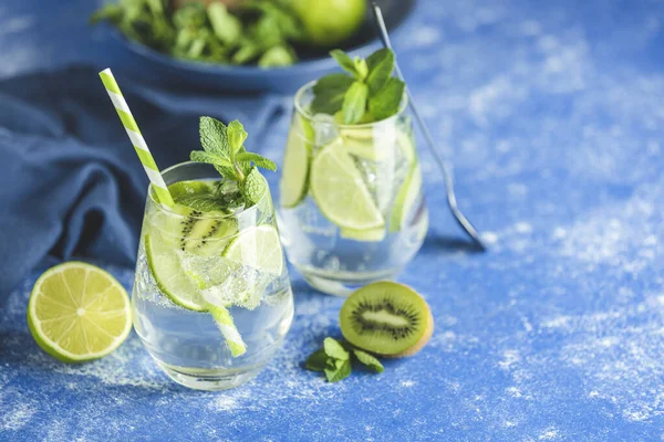 Due Detox All Acqua Martini Tonic Cocktail Con Kiwi Lime — Foto Stock