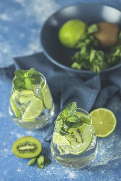 Zwei Detox Wasser Oder Martini Tonic Cocktails Mit Kiwi Limette — Stockfoto