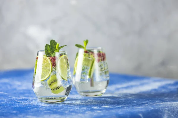 Acqua Disintossicante Cocktail Tonico Martini Con Kiwi Lime Ghiaccio Decorazione — Foto Stock