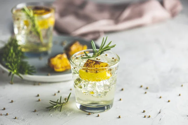 Gläser Gin Und Tonic Mit Verkohlten Zitronen Rosmarin Und Koriander — Stockfoto
