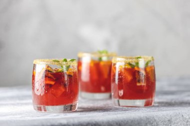 Üç bardak Campari Cin Spretz. Tatlı bir kokteyl, Campari 'den acı bir dokunuş ve şampanya sosundan muhteşem bir köpük..
