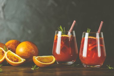 İki bardak Campari Cin Spretz. Tatlı bir kokteyl, Campari 'den acı bir tutam ve şampanya sosundan muhteşem bir köpük. Koyu arkaplan