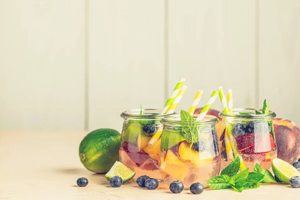 Blueberry Pêssego Infundido Água Coquetel Limonada Chá Jarra Com Gotas — Fotografia de Stock