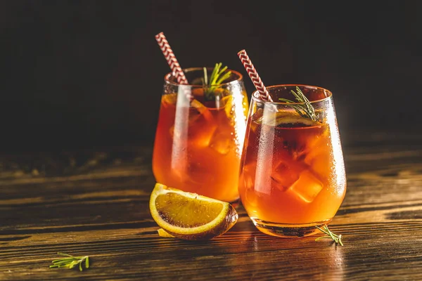 Zwei Gläser Mit Italienischen Aperol Spritz Cocktail Mit Orangenscheiben Milano — Stockfoto