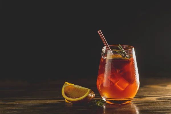 Glas Mit Wassertropfen Italienischer Aperol Spritz Cocktail Mit Orangenscheiben Eis — Stockfoto
