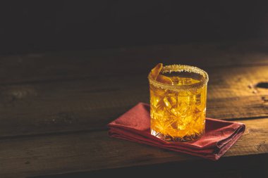 Eski bir tahta üzerinde kokteyl negroni. Cin, Campari martini rosso ve portakallı, İtalyan kokteyli, aperatif, ilk kez 1919 'da Firenze İtalya' da alkollü acı kokteylde karıştırıldı.