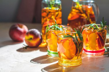 Soğuk şeftalili kokteyl ya da biberiyeli buzlu çay. Güneşli bir ışık. Alanın sığ derinliği, kapat, metin için alanı kopyala.