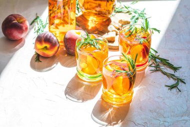 Soğuk şeftalili kokteyl ya da biberiyeli buzlu çay. Güneşli bir ışık. Alanın sığ derinliği, kapat, metin için alanı kopyala.