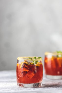 Bir bardak Campari Cin Spretz yakın çekim. Tatlı bir kokteyl, Campari 'den acı bir dokunuş ve şampanya sosundan muhteşem bir köpük..