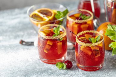 Üç bardak İtalyan aperol spreyli kokteyl portakal dilimleri ve açık gri taş masa malzemeleri. Yaz içeceği, ev yapımı sangria, tatlı kokteyli. Boşluğu kopyala