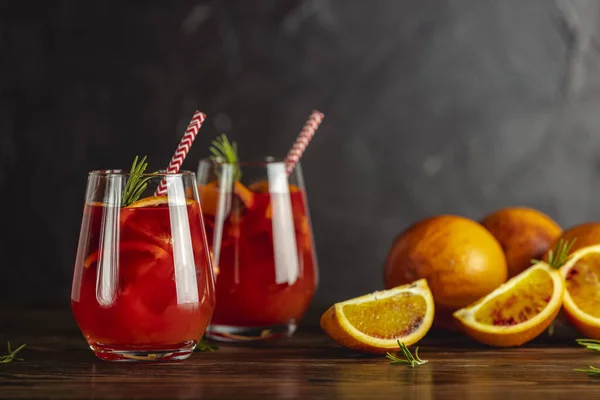 Dvě Sklenice Campari Gin Spritz Koktejl Sladkosti Nádech Hořkosti Campari — Stock fotografie