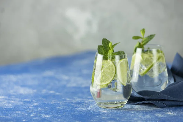 Two Detox Water Martini Tonic Cocktail Kiwi Lime Ice Mint — Foto Stock