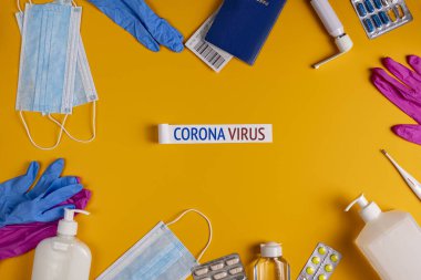 Coronavirus yeni yaşam tarzı konsepti. Pasaportlar, uçak biletleri, dezenfektan, termometre ve tıbbi maske düzleştirildi.