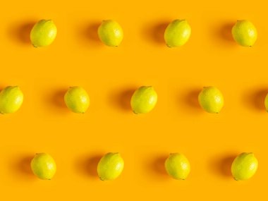 Citrus arka planı. Sarı arka planda sulu olgun limon deseni.