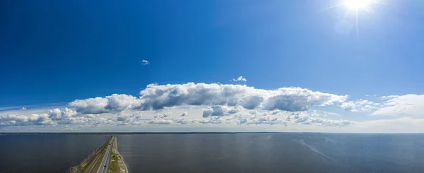 Вид Воздуха Удивительную Большую Реку Плотиной Красивым Облачным Голубым Небом — стоковое фото
