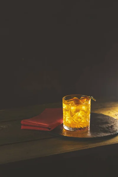 Glas Des Cocktail Negroni Mit Roter Serviette Und Schwarzem Steintablett — Stockfoto