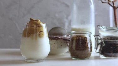 Kadın el yapımı buzlu bardak köpüklü Dalgona kahvesi taze naneli. Trend Kore kahveli latte espresso içer. Koyu kırsal tarzı.