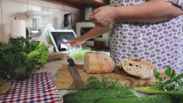Frau Bereitet Salat Und Verwendet Tablette Der Küche Balsamico Essig — Stockvideo