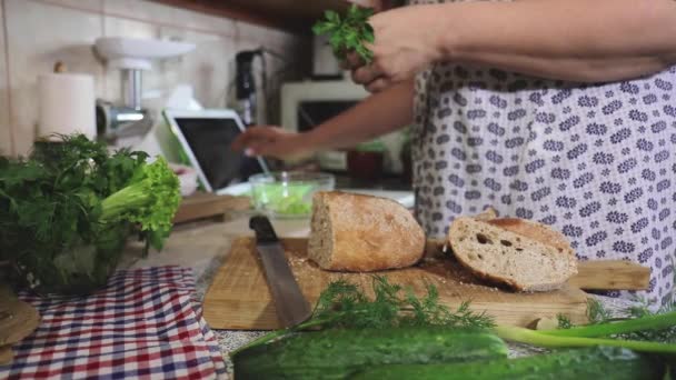 Жінка Додає Свіжий Кріп Салату Використовує Таблетки Кухні Бальзамічний Оцет — стокове відео
